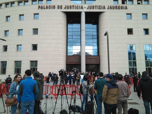 LA AUDIENCIA PROVINCIAL DE NAVARRA MANTIENE LA LIBERTAD PROVISIONAL PARA LA MANADA